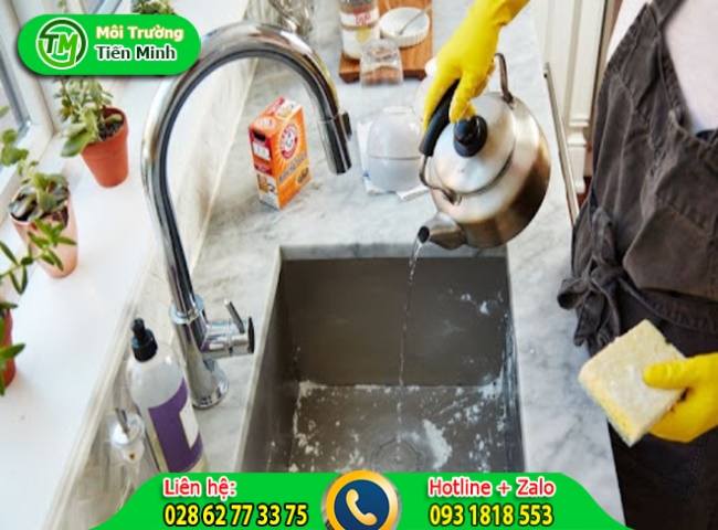 D&ugrave;ng nước s&ocirc;i xả thật mạnh xuống đường ống để đẩy cặn