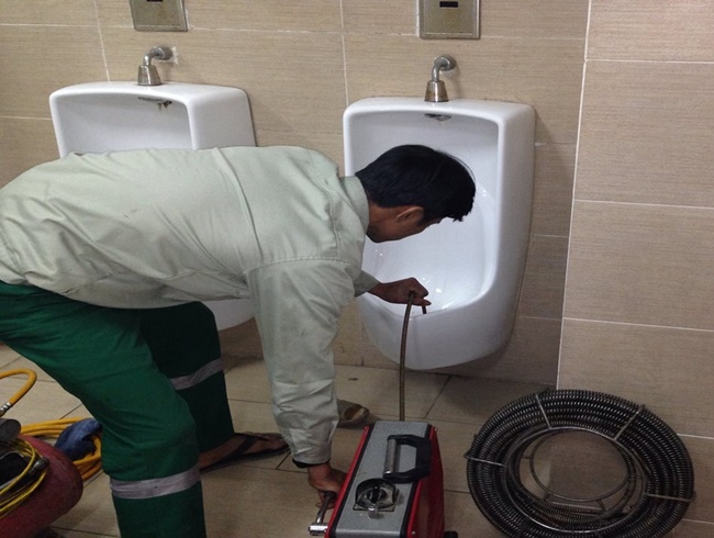 Th&ocirc;ng bồn tiểu nam quận 11 bằng m&aacute;y m&oacute;c hiện đại
