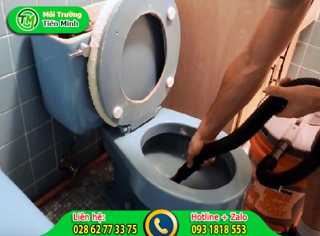 C&aacute;ch th&ocirc;ng bồn cầu ngồi xổm hiệu quả với m&aacute;y h&uacute;t bụi