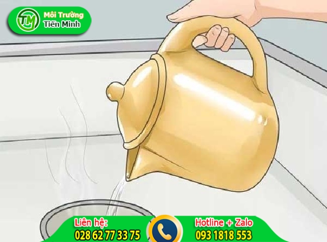 Nước s&ocirc;i d&ugrave;ng để th&ocirc;ng bồn cầu ngồi xổm