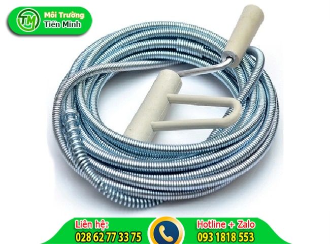 D&ugrave;ng d&acirc;y l&ograve; xo th&ocirc;ng bồn cầu ngồi xổm