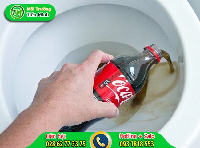 D&ugrave;ng Coca Cola th&ocirc;ng bồn cầu ngồi xổm