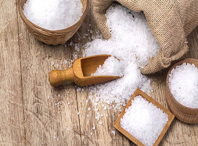 Thông cống nghẹt bằng hỗn hợp baking soda + muối + nước sôi