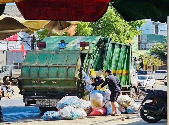 Dịch vụ thu gom r&aacute;c thải sinh hoạt với quy tr&igrave;nh chuy&ecirc;n nghiệp