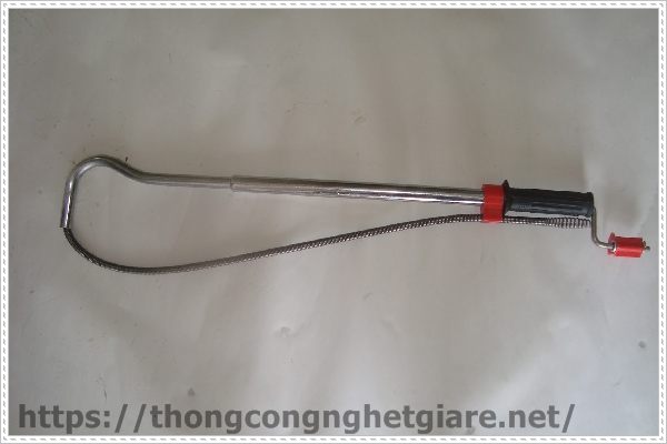 Cách 5 là tận dụng các vật dụng sẵn có trong nhà để xử lý bồn cầu bị nghẹt.