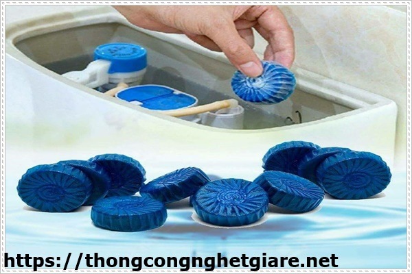 D&ugrave;ng vi&ecirc;n tẩy bồn cầu để khử m&ugrave;i h&ocirc;i toilet