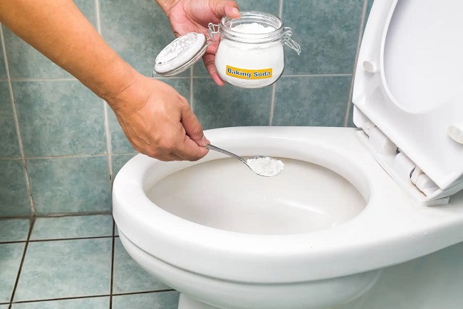 Sửa bồn cầu bị nghẹt nước với c&aacute;c nguy&ecirc;n liệu tự nhi&ecirc;n