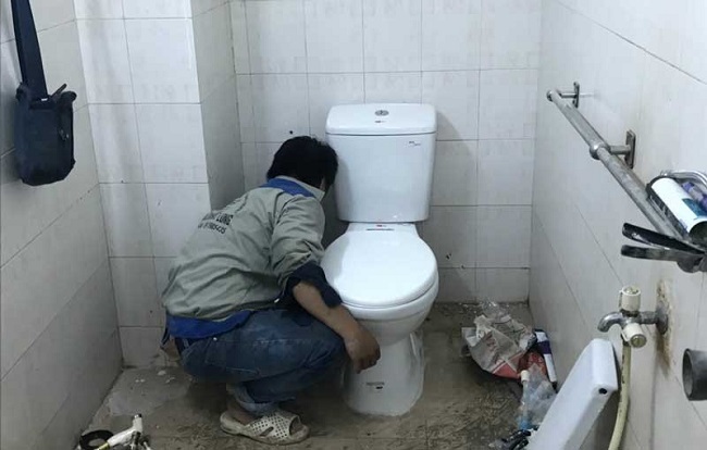 Dịch vụ thông bồn cầu bị tắc do vật cứng