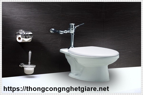 Khởi đầu việc dọn nh&agrave; vệ sinh v&agrave; nh&agrave; tắm tại bồn cầu