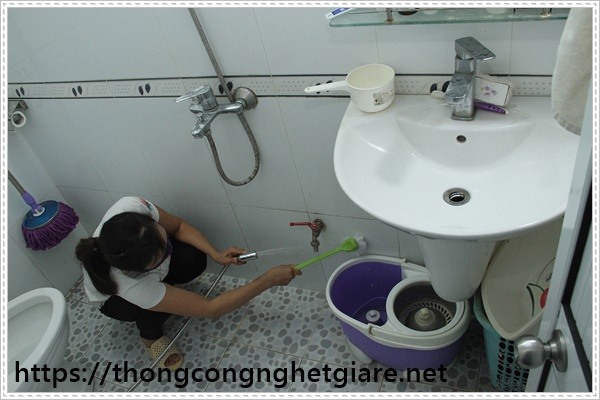 trị h&ocirc;i cống nh&agrave; vệ sinh