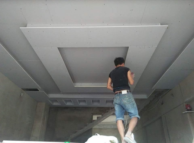 Cần tìm hiểu kỹ nguyên nhân khiến trần nhà bị thấm