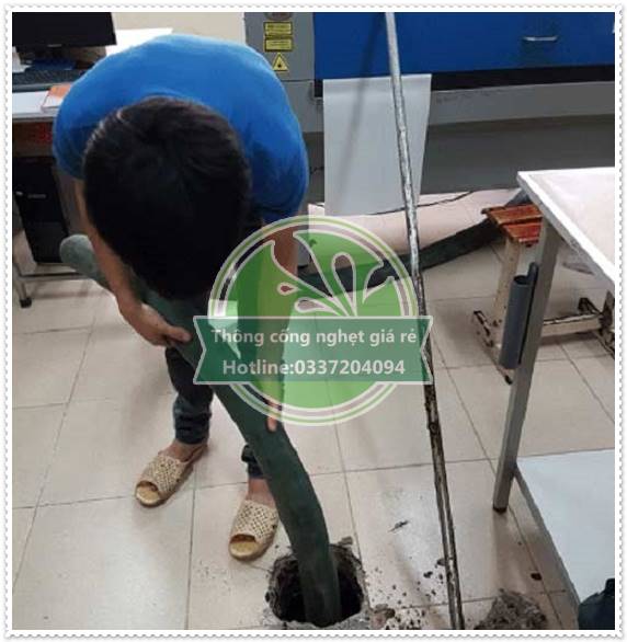 Khắc phục tắc ống cống bằng phương pháp thủ công