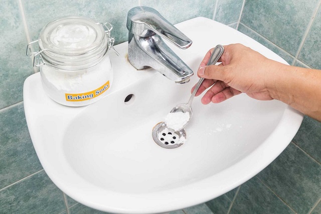 Cách thông ống nước thải bằng baking soda